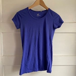 Set of 2 stem brand women’s size S t-shirt tops. Super soft cotton.